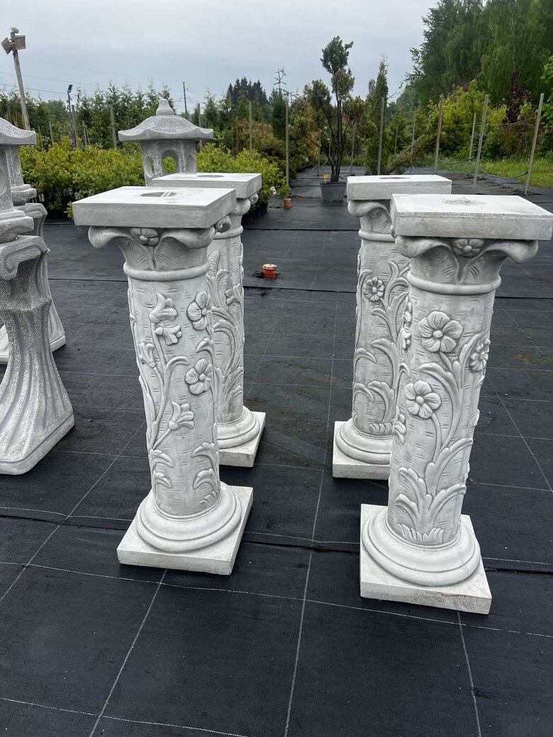 Kolonos su gėlių ornamentais