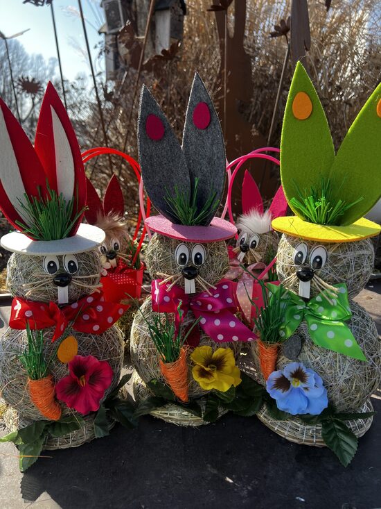 Velykinis kiškis su morka 